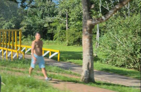 Secretário de Saúde, Franck Lima, é flagrado caminhando sem máscara e se irrita ao ser questionado: "O que tem a ver? Dá licença. Quer me sacanear, porra. Tanta coisa importante"